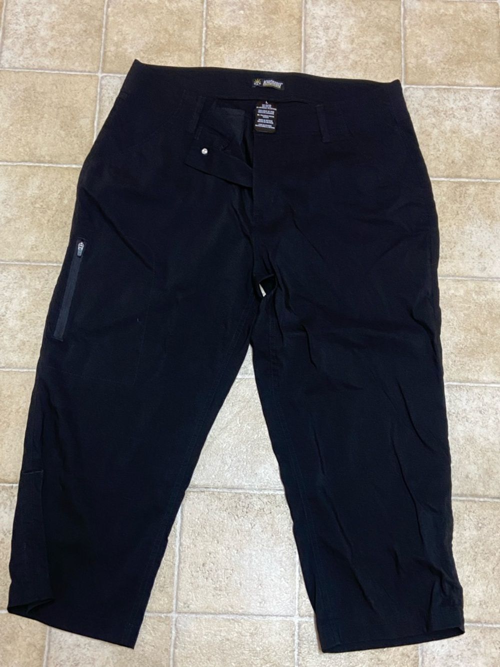 10/$50 Khombu Black Cargo Capri Pants with Zip Pocket Size L